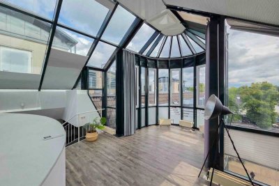 Architektonische Besonderheit: 2-Zimmer Maisonettewohnung mit Glasturm und TG-Stellplatz in Refrath