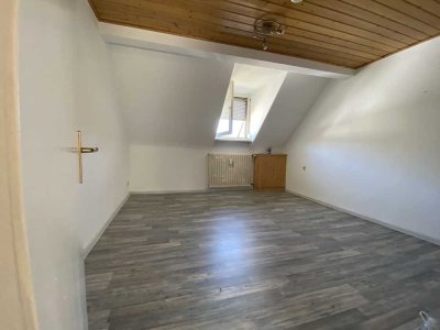 Helle 2-Zimmer-Dachgeschosswohnung mit Einbauküche