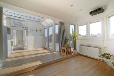 Zeitlose Eleganz im Dachgeschoss – Wohnen mit großer Dachterrasse & Wintergarten