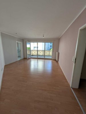 Teilmöblierte 2,5-Zimmer-Wohnung direkt an der Berger Str. inkl. großer Balkon und Stellplatz