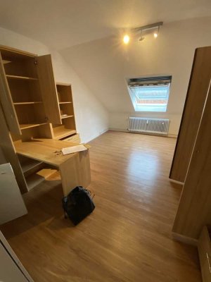 Gemütliches Dachgeschosszimmer in zentraler Lage