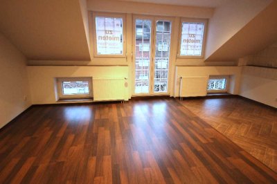 Zentrales Wohnen in gepflegtem Mehrfamilienhaus mit 2 Bädern und Dachterrasse