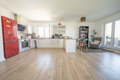 Neuwertige 3 Zimmer Wohnung mit Küche und Dachterrasse in Kissing zu vermieten