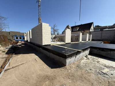 FAMILIENGLÜCK ! 4-Raum-Erdgeschosswohnung mit großer Terrasse und eigenem Gartenanteil in Feucht