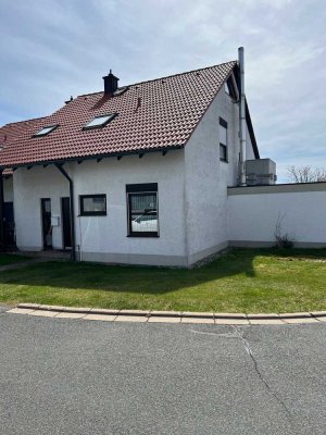 Doppelhaushälfte mit Garten und Garage