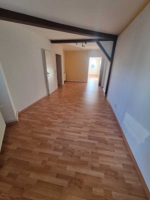 2-Zimmer-Dachgeschosswohnung mit Einbauküche – Ihr neues Zuhause