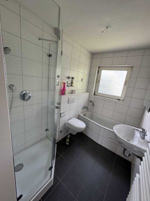 3ZKB, frisch tapeziert & gestrichen, Balkon, Garage, in gepflegtem Mehrfamilienhaus