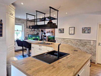 Wohnhaus mit 257 m² Wohnfläche - große Wohnküche - 6 Schlafräume - 3 Bäder - 4 Garagen - zentrumsnah