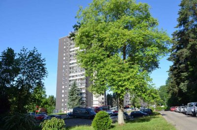Renovierungsbedürftige Wohnung mit zwei Balkonen