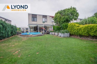 Viel Raum für Ihre Ideen: Reiheneckhaus mit Entwicklungspotenzial, Garten und Pool in Holzwickede.