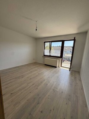 Gut geschnittene Wohnung mit Einbauküche und Balkon!
