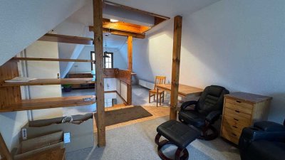 Charmante Dachgeschosswohnung mit besonderem Wohngefühl - teilmöbliert