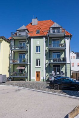 komplett saniert, hohe Decken inkl. Einbauküche, Stellplatz und unverbauter Sonnenbalkon