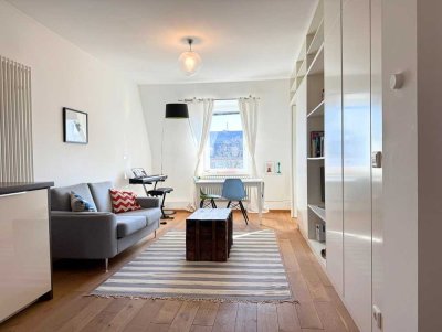 ALTBAUCHARME IM NORDEND - Aufwendig sanierte, möblierte 2-Zimmer-DG-Wohnung mit EBK (Vermietet)
