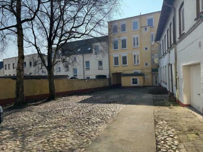 FLENSBURG: Großzügige und helle Erdgeschosswohnung mit 3 Räumen
