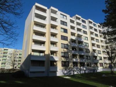 *H.-Sahlkamp* helle 1-Zi.-Whg. mit EBK und Loggia.
