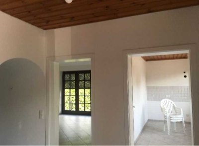 Freundliche und modernisierte 3-Zimmer-Maisonette-Wohnung mit geh. Innenausstattung und Terrasse