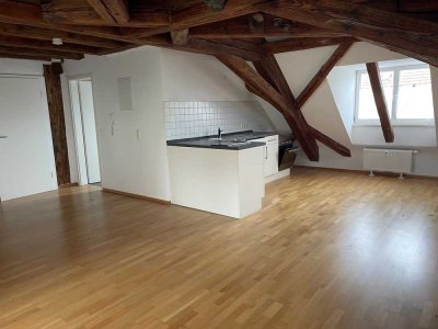 Charmante Dachgeschosswohnung mit Loggia und Altbauflair