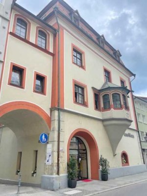 Lichtdurchflutete Wohnräume in historischem Gebäude
