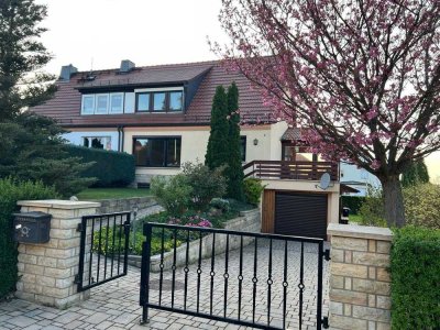 Traumhafte Doppelhaushälfte: 140 m² Wohnkomfort mit Kamin, Garage & Wintergarten mit Fernblick