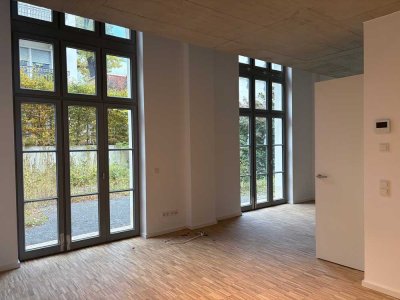 * schöne und individuelle 2,5-Zimmer-Maisonette-Wohnung mit Terrasse *