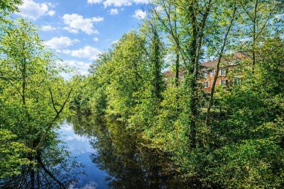Großzügige Eigentumswohnung in Wasserlage  -renovierungsbedürftig mit viel Entwicklungspotenzial-