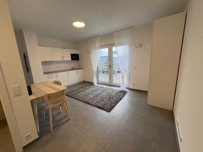 Neue Wohnung am Fluss mit Möbeln und Küche, sofort bezugsfertig.