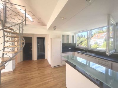 Sehr schöne GALERIE-Wohnung. Ideal für ein PAAR ohne Kinder. Balkon, Einbauküche, Stellplatz. FREI