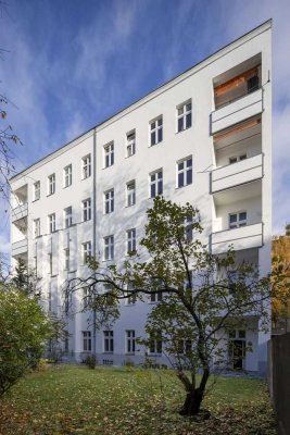Kapitalanlage mit idealer Raumaufteilung: 2-Zimmer-Altbauwohnung mit Balkon in Charlottenburg!