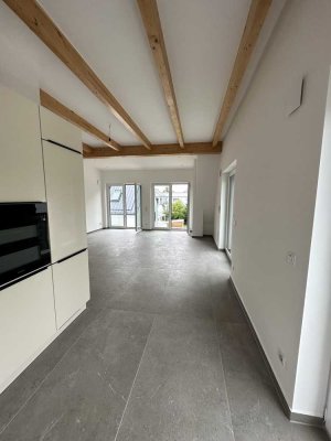 Erstbezug nach Sanierung: schöne 2,5-Zimmer-Wohnung mit Einbauküche und Balkon in München