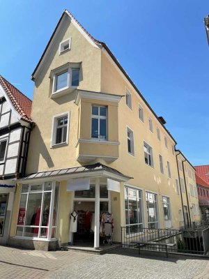 GERÄUMIGE  4-ZIMMER-WOHNUNG  MIT  BALKON  &  EINSTELLPLATZ  IM  ZENTRUM  *FREI*