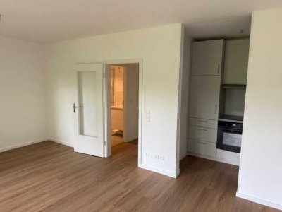 Helle 1-Zimmer-Wohnung mit Balkon: Erstbezug nach Sanierung