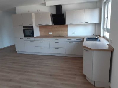 Helle 4-Zimmer-Wohnung mit Einbauküche und Balkon