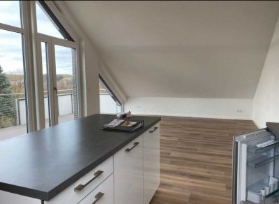 Neuwertige 3 Zimmer Penthouse Wohnung mit Balkon und Einbauküche in Öhringen