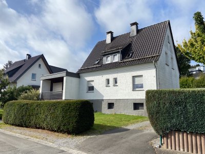 Einfamilienhaus mit großem Garten und Garage