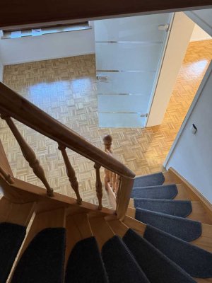 Moderne 4,5 Zimmer Wohnung mit Balkon, Einbauküche, Vorgarten, Stellplatz und PV