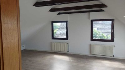 Helle, renovierte DG-Wohnung mit Einbauküche in EFH in Burscheid