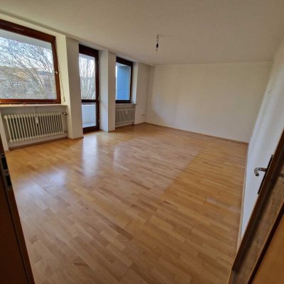 Helle Wohnung mit vier Zimmern sowie mehreren Balkonen und EBK in Augsburg