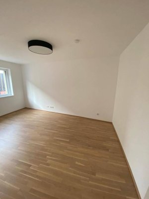 Moderne Neubauwohnung im Zentrum – mit Loggia u. Lift ! TIEFGARAGENPLATZ und KONTROLLIERTE WOHNRAUMBELÜFTUNG