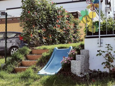 Neuwertige EG-Wohnung mit drei Zimmern sowie Garten und Einbauküche in Filderstadt