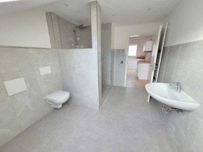 *Erstbezug* 4 Zimmer DG-Wohnung mit Einbauküche - ab sofort