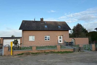 "Ein- bis Zweifamilienhaus auf großem Grundstück!"