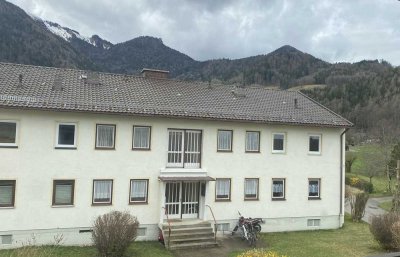 Freundliche 1,5-Zimmer-Hochpaterre-Wohnung mit Balkon und Küche in Marquartstein