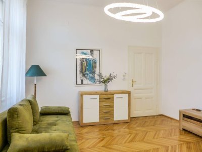 Charmante 2 Zimmer Altbauwohnung - Blick ins Grüne und Tiefgaragenplatz