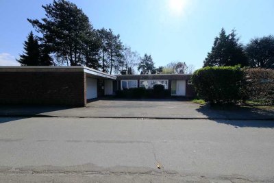 Freistehender Bungalow im Bauhausstil mit separater Einliegerwohnung