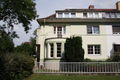 Schöne 2,5-Zimmer-DG-Wohnung mit gehobener Innenausstattung & Dachterrasse & Garage