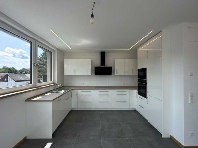 Großzügige, hochwertig kernsanierte 2-Zimmer-Wohnung mit Dachloggia