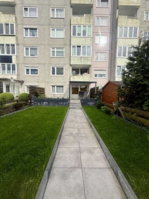 Moderne 3-Zimmer-Gartenwohnung mit überdachter Terrasse und Tiefgaragenstellplatz