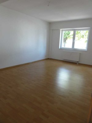 Schöne helle 3-Zimmerwohnung mit Einbauküche und Außenterrasse zu vermieten !
