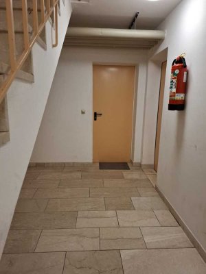 1 WG-Zimmer 10,5 qm im Souterrain mit Gemeinschaftsküche und  Gemeinschaftsbad zu vermieten